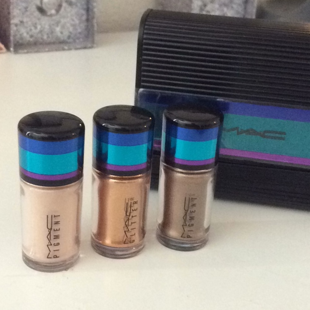 MAC irresistibly charming glitter and pigments